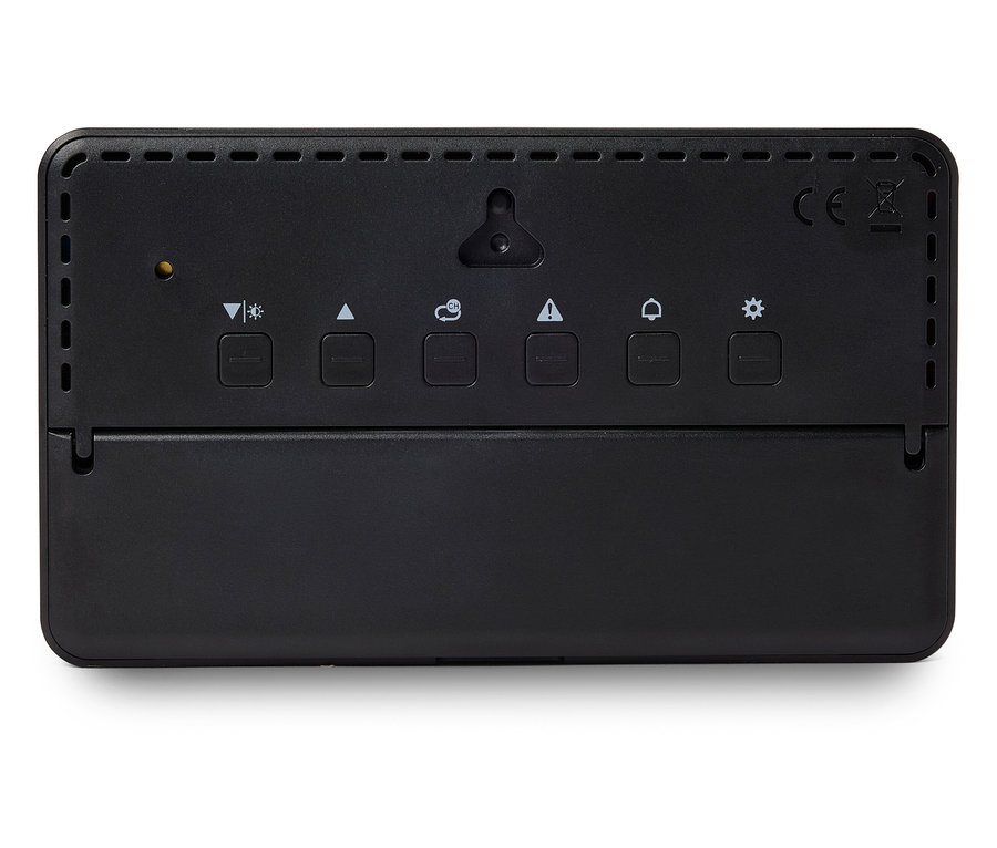 Detail zadní strany černého zařízení s tlačítky a montážním otvorem.