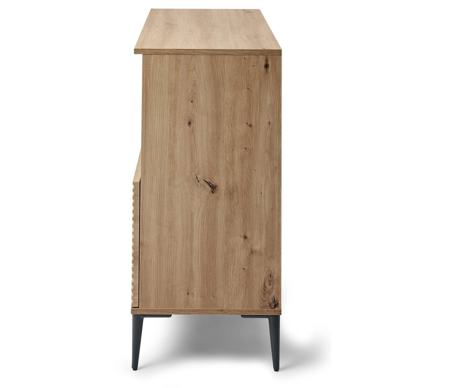 Boční pohled na dřevěnou komodu s tmavýma nohama.