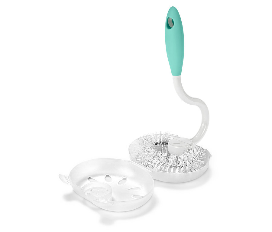 Kartáč na láhve s modrozelenou rukojetí a bílými štětinami vedle průhledného odkapávače.