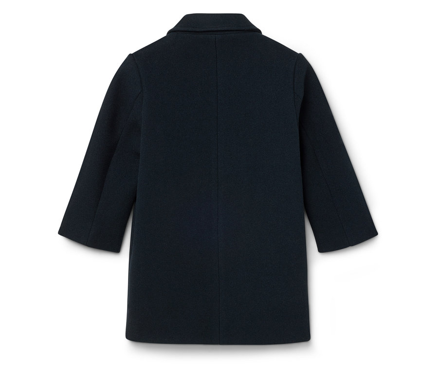 Detail zadní strany tmavě modrého kabátu.