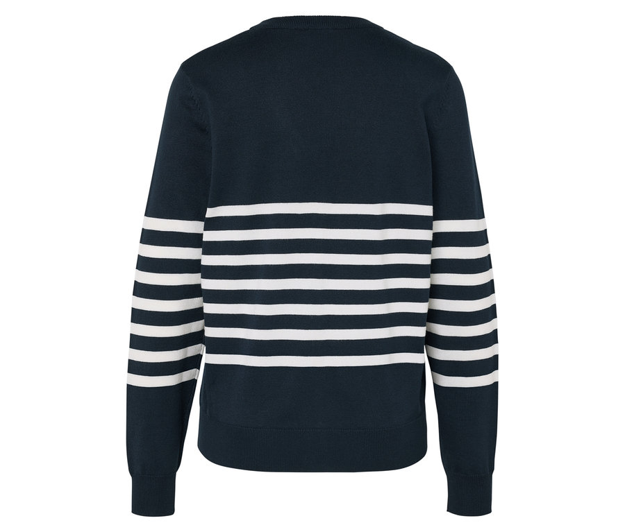 Tmavě modrý svetr s bílými pruhy na rukávech a hrudi.