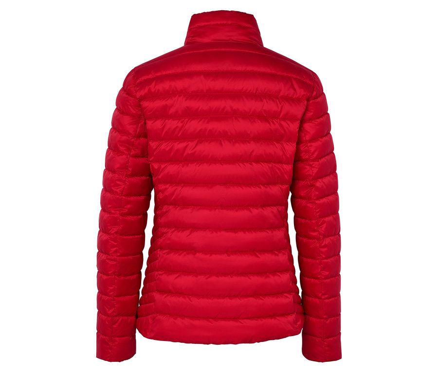 Zadní pohled na červenou prošívanou bundu.