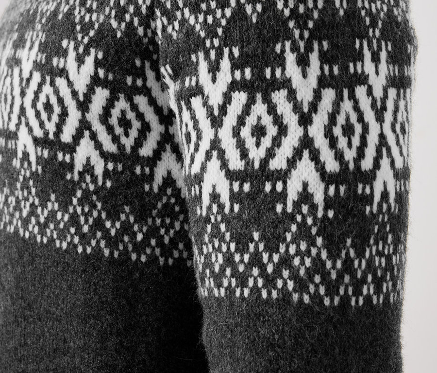 Detail šedých vlněných kalhot se vzorem Fair Isle.