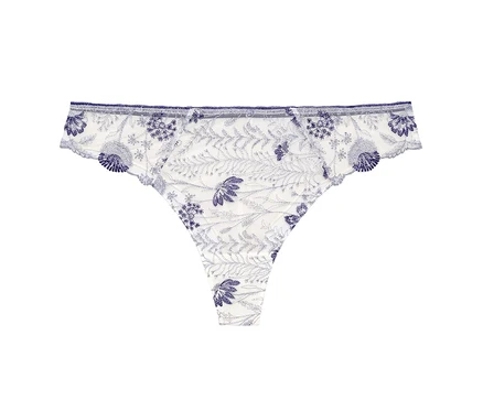 Bílé tanga Passionata »Chloe« s modrou květinovou výšivkou.