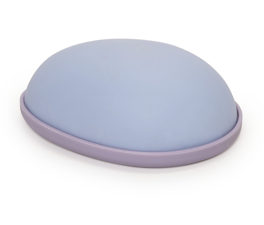 Modrý polštářek na myš s fialovým okrajem.