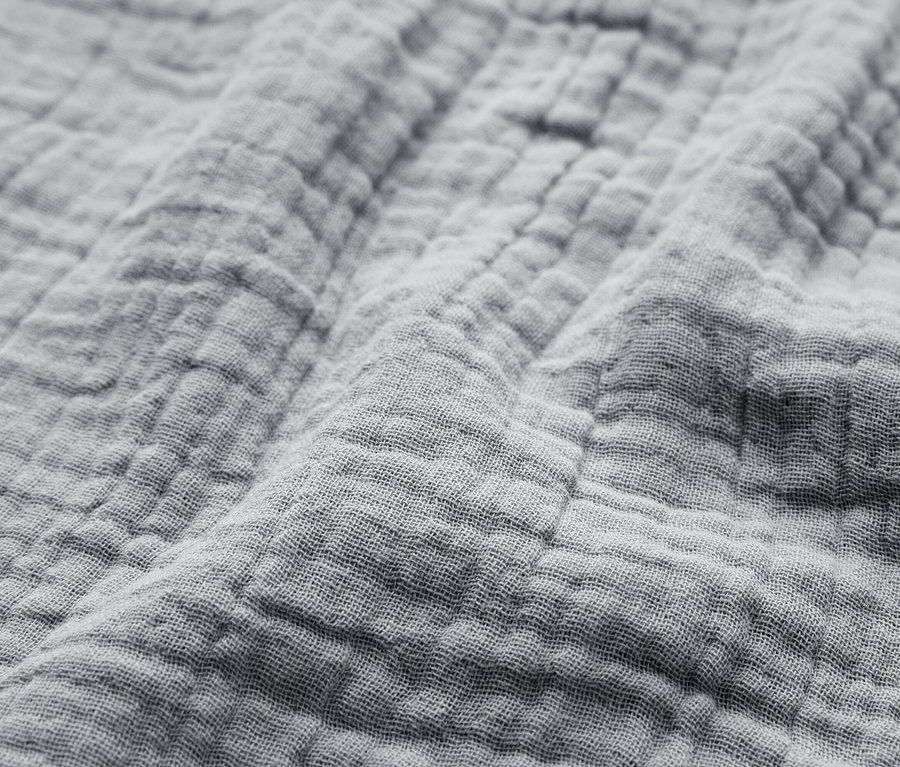 Detailní záběr šedé látky s texturou