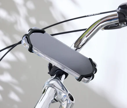 Držák smartphonu na jízdní kolo připevněný na řídítkách.