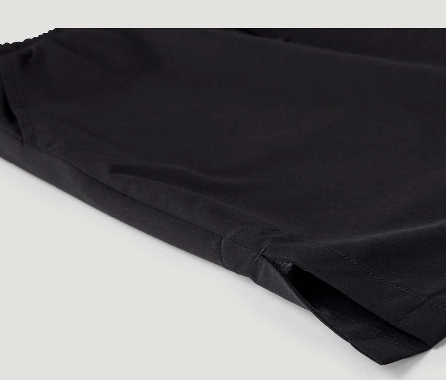 Detailní záběr na funkční kraťasovou sukni.