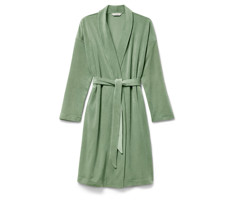 Zelený župan s páskem leží na bílém pozadí.