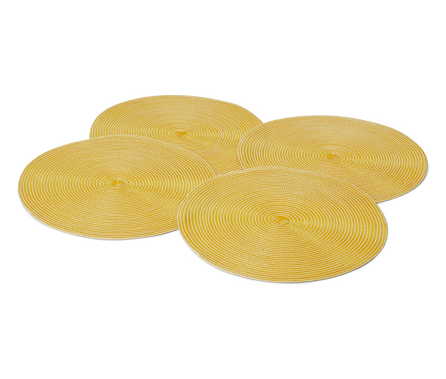 Čtyři žluté kulaté podložky na stůl na bílém pozadí.