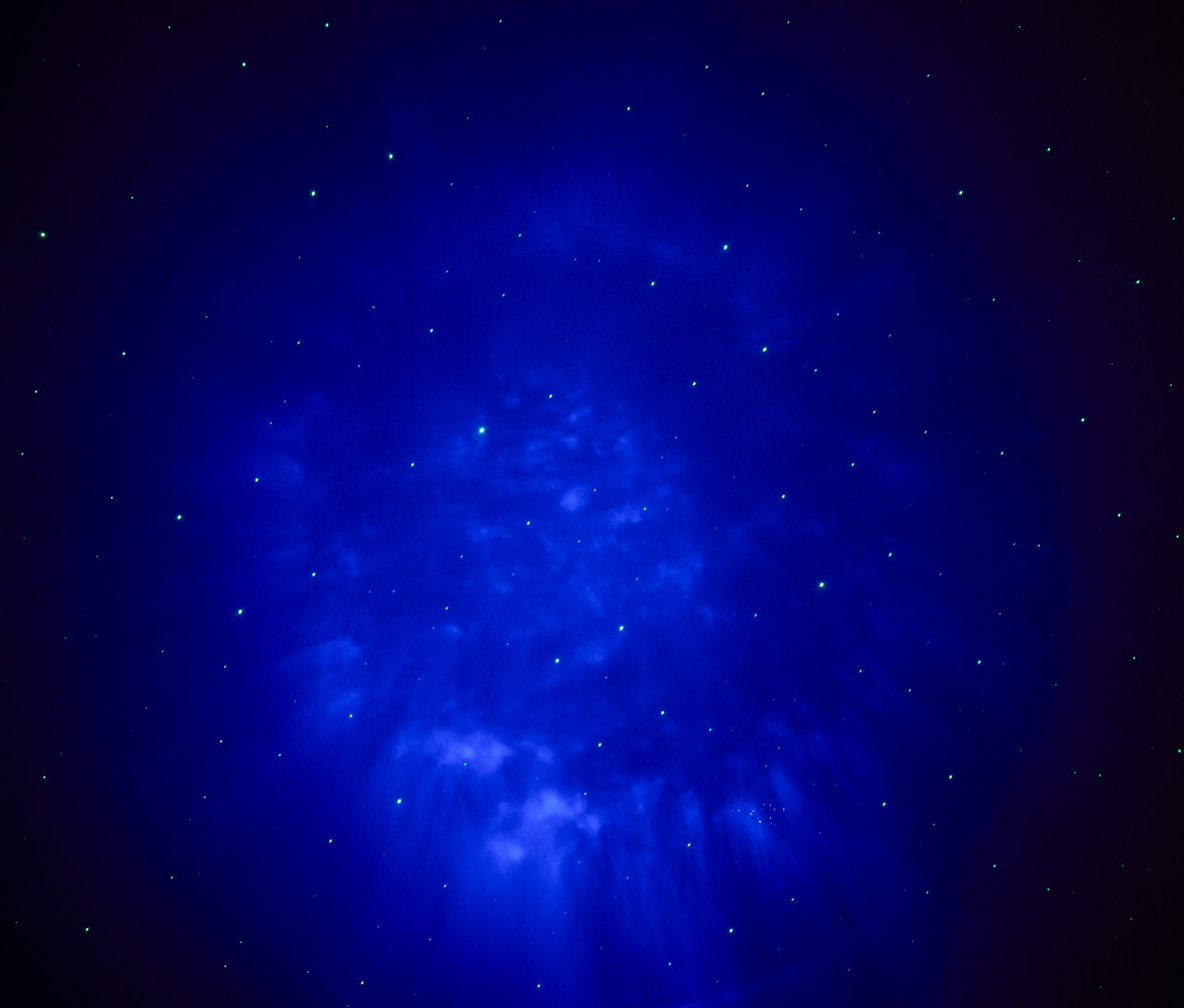 Hvězdná obloha s modrými mlhovinami.