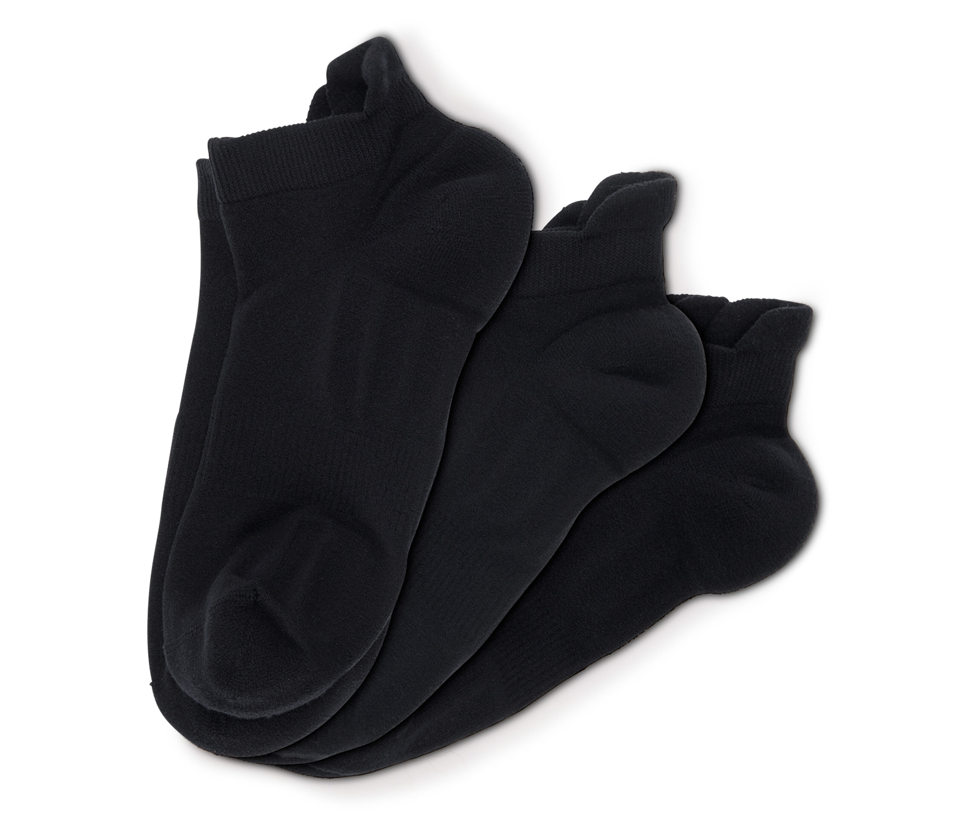 Tři páry černých ponožek na bílém pozadí.