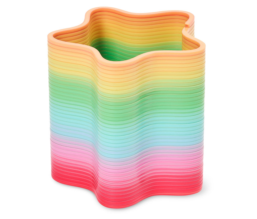 Držák na pera ve tvaru hvězdy v barvách duhy stojí na bílém povrchu.