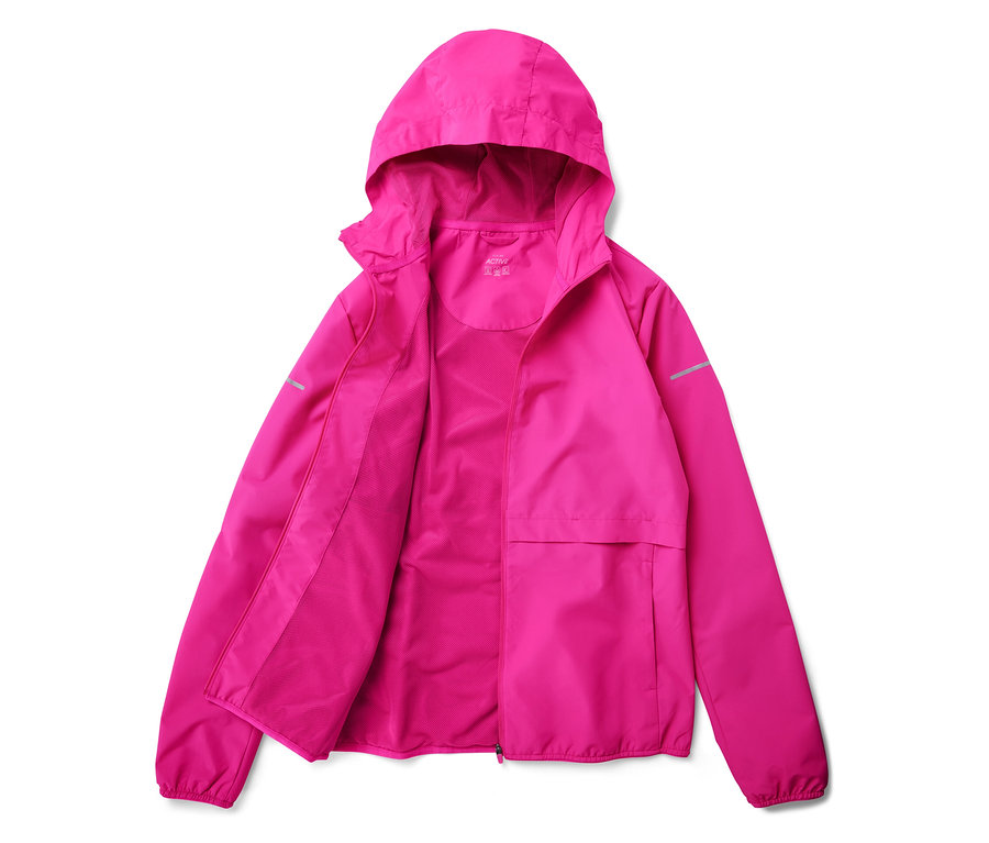 Růžová bunda s kapucí je otevřená a leží na bílém pozadí.