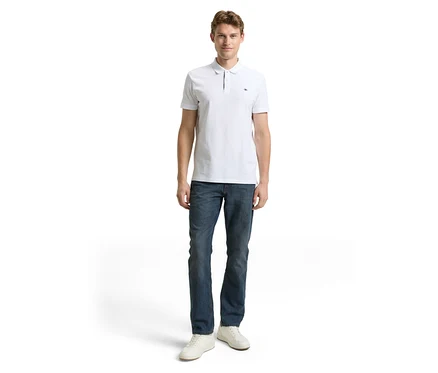 Muž v bílém polotričku a džíny Tom Tailor TT MARVIN STRAIGHT se strečovým materiálem, Mid Stone Blue Grey Denim a bílé boty.