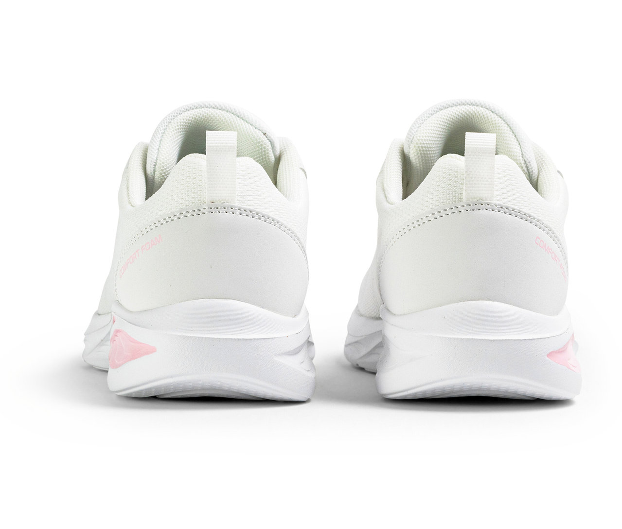 Pohled zezadu na dvoje bílé dámské tenisky FILA Specctris.