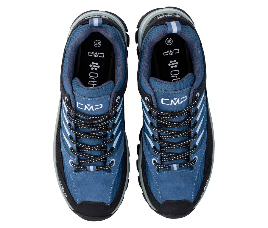 Pohled shora na pár modrých trekových bot CMP se šňůrkami.