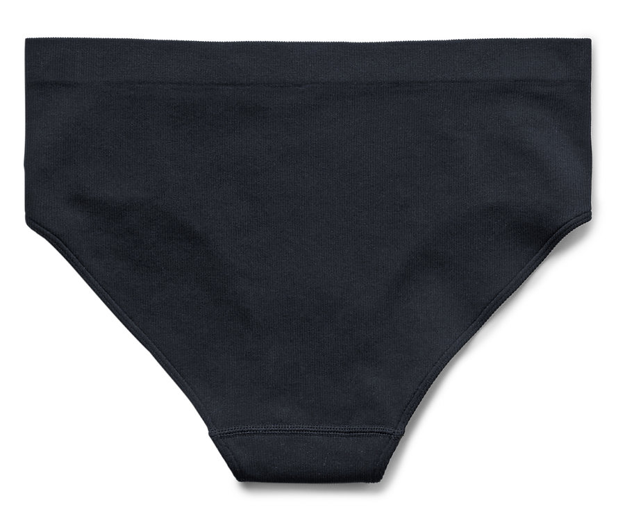 Detailní záběr černých dámských hipster kalhotek na bílém pozadí.