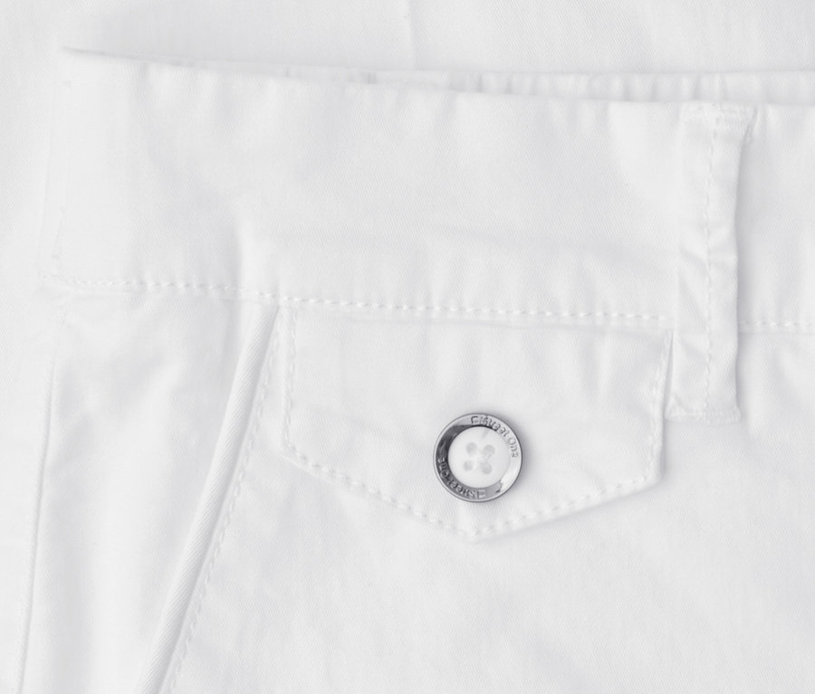 Detail bílých chino kalhot Street One, zobrazující kapsu s klopou a stříbrným knoflíkem s nápisem „STREET ONE CASUAL WEAR“ pod pasem.