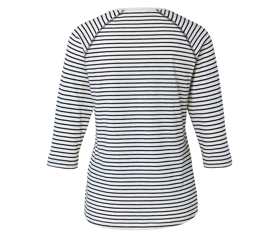 Pohled zezadu na pruhované tričko s dlouhým rukávem a tříčtvrtečními rukávy.