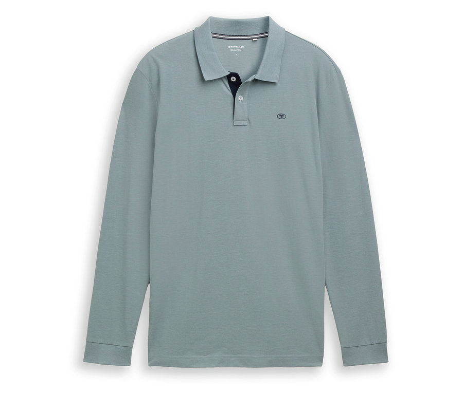 Světle modré polokošile s dlouhým rukávem leží na bílém pozadí.