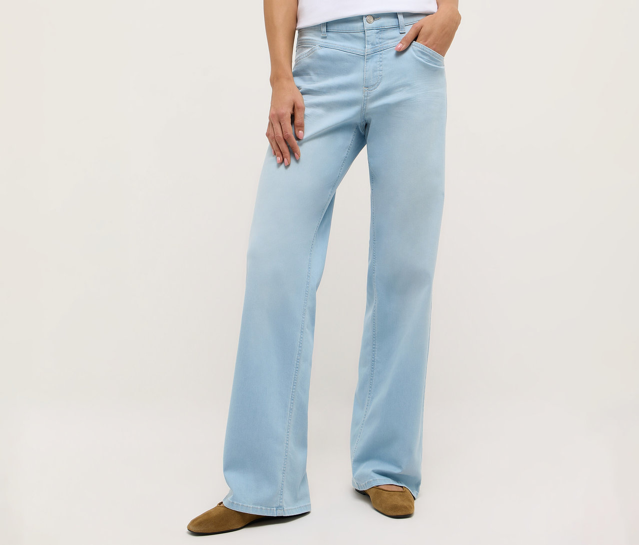 Osoba ve světle modrých džínách Angels Denim »Liz Modern« Wide Leg a hnědých botách.