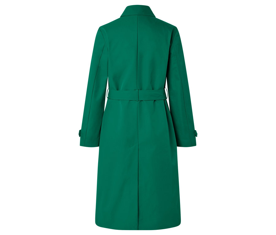 Pohled zezadu na smaragdově zelený kabát s páskem.