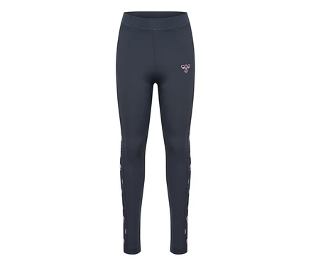 Tmavě šedé legíny hummel® »HMLJR AOP Gym Tights« s růžovým logem na levém stehně a chevron vzorem po stranách.