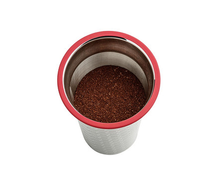 Pohled shora na sklenici »BrewJar« na přípravu cold brew s kávovou sedlinou.