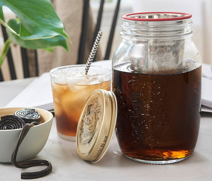 Studená káva v sklenici a sklenice pro přípravu cold brew »BrewJar«.