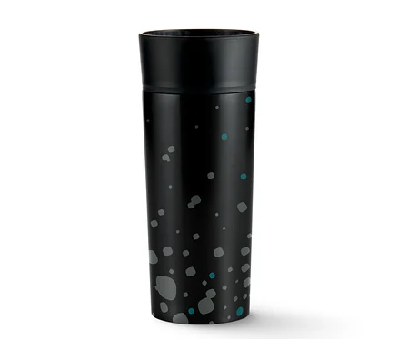 Černý cestovní hrnek na kávu Hybrid Black s barevnými puntíky na bílém pozadí.