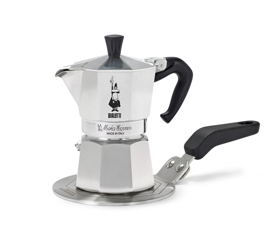 Stříbrný kávovar Bialetti Moka Express stojí na stříbrné varné desce před bílým pozadím.
