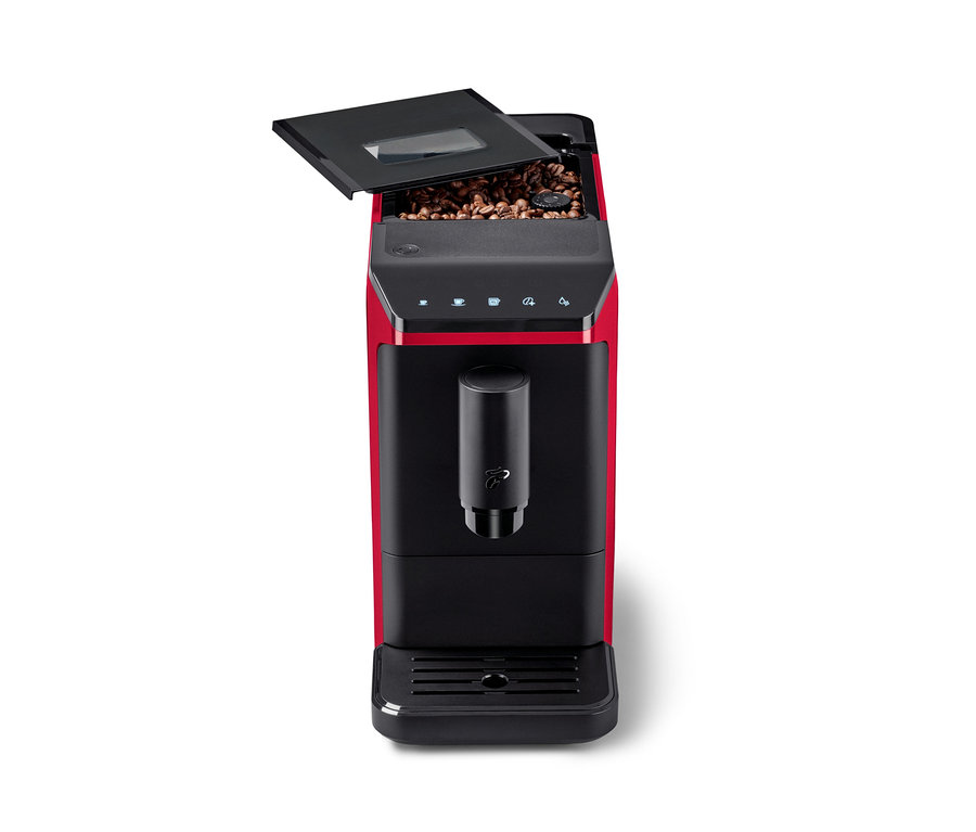 Červeno-černý plnoautomatický kávovar »Esperto mini«, Lovely Red, s otevřeným víkem a viditelnými kávovými zrny.