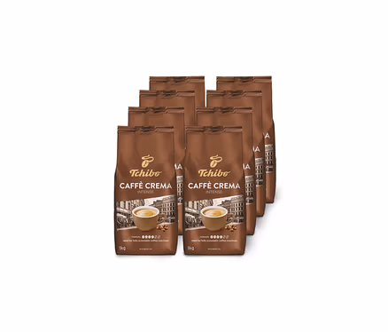 Osm hnědých balení zrnkové kávy Tchibo Caffè Crema Intense uspořádaných ve dvou řadách na bílém pozadí.