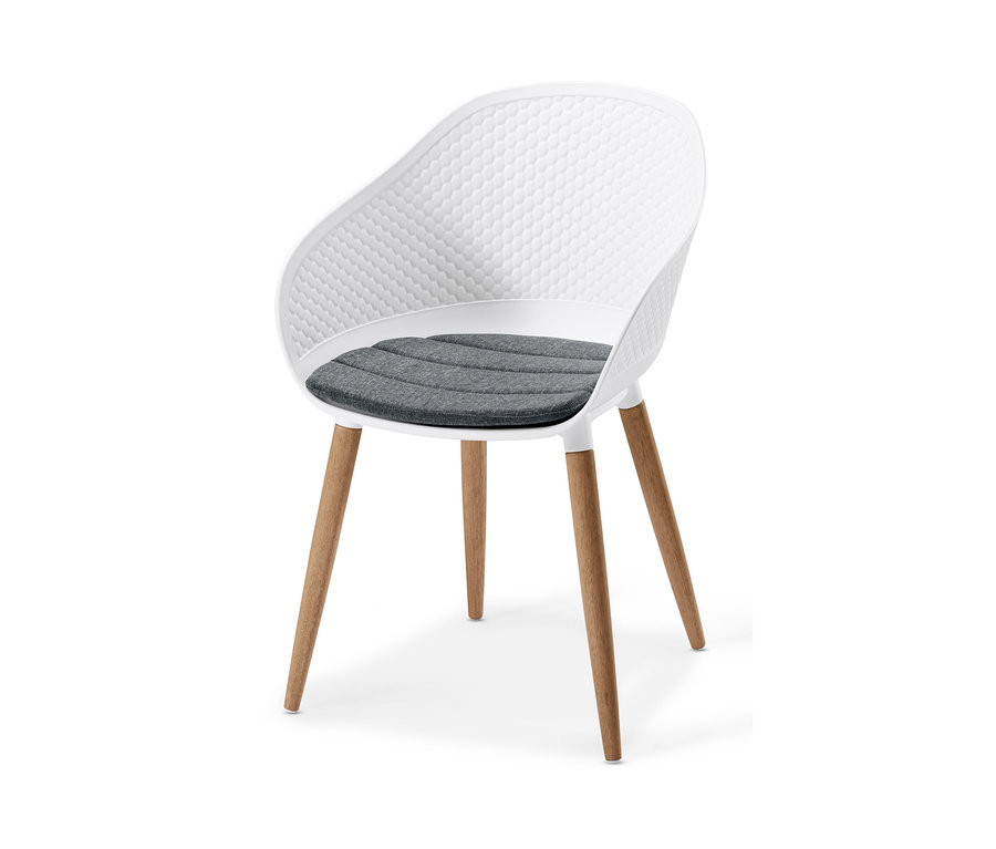 Bílá skořepinová židle s šedým polštářem a dřevěnýma nohama.