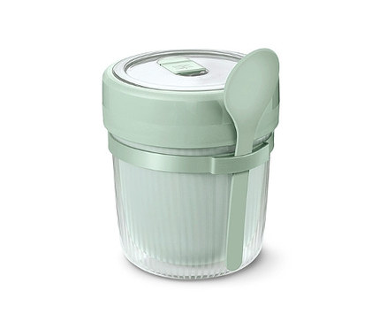 Cestovní hrnek na polévku se lžící.