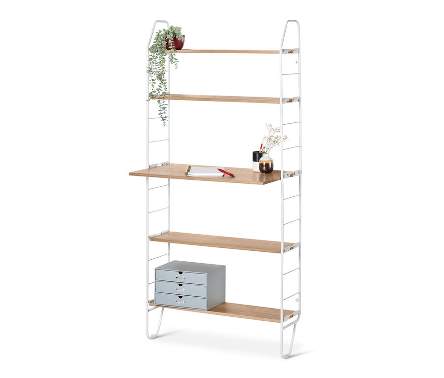 Nástěnná police s pracovní plochou, na které leží notes a pero. Na horních policích je květina a váza.