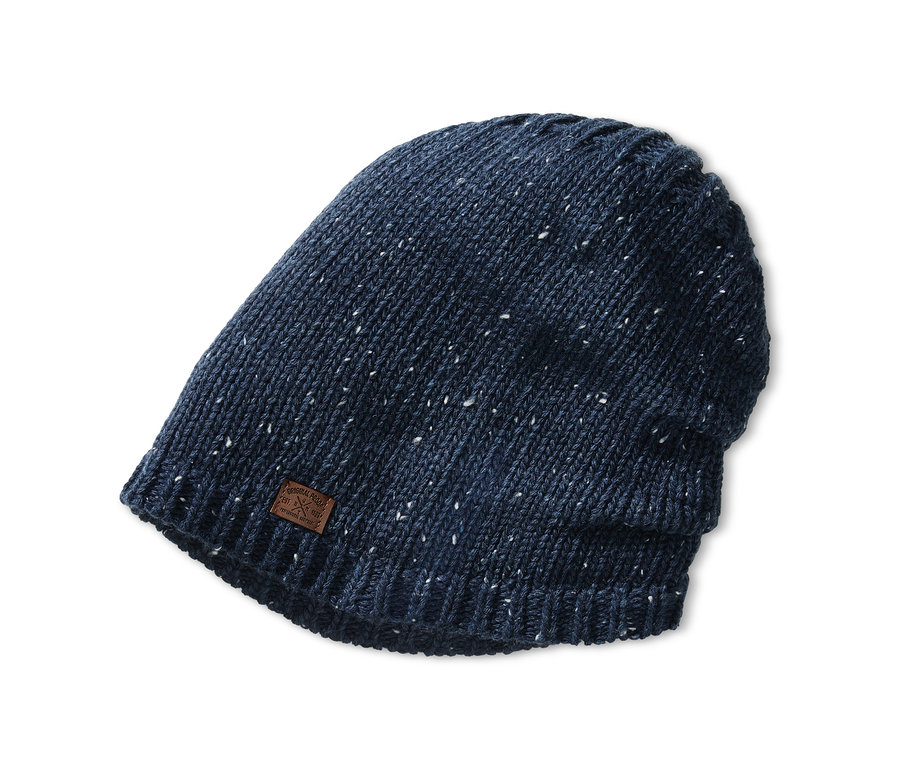 Tmavě modrá pletená čepice beanie s malou hnědou nášivkou.