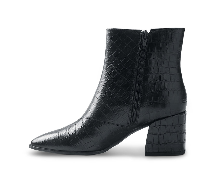 Černá kožená kotníková bota s reliéfním vzorem a zipem na boku.