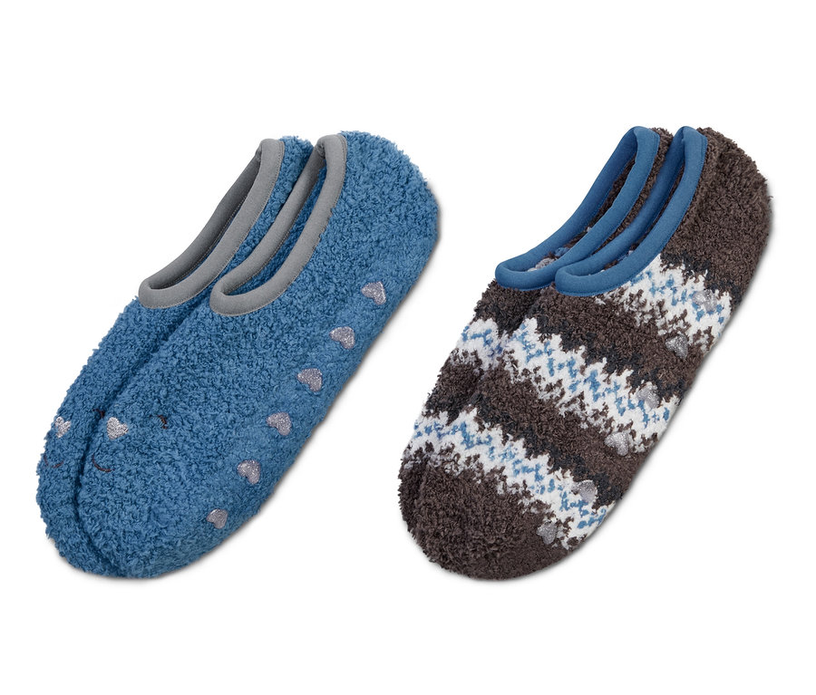 Dva páry ponožkových papučí. Jeden pár je modrý s motivem stříbrných srdíček, druhý pár má hnědo-bílo-modrý vzor.