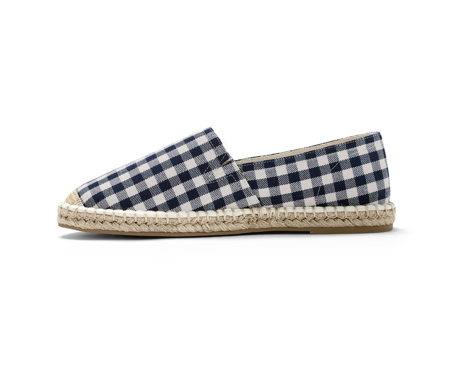 Detailní záběr na espadrilky s modrobílým kostkovaným vzorem.