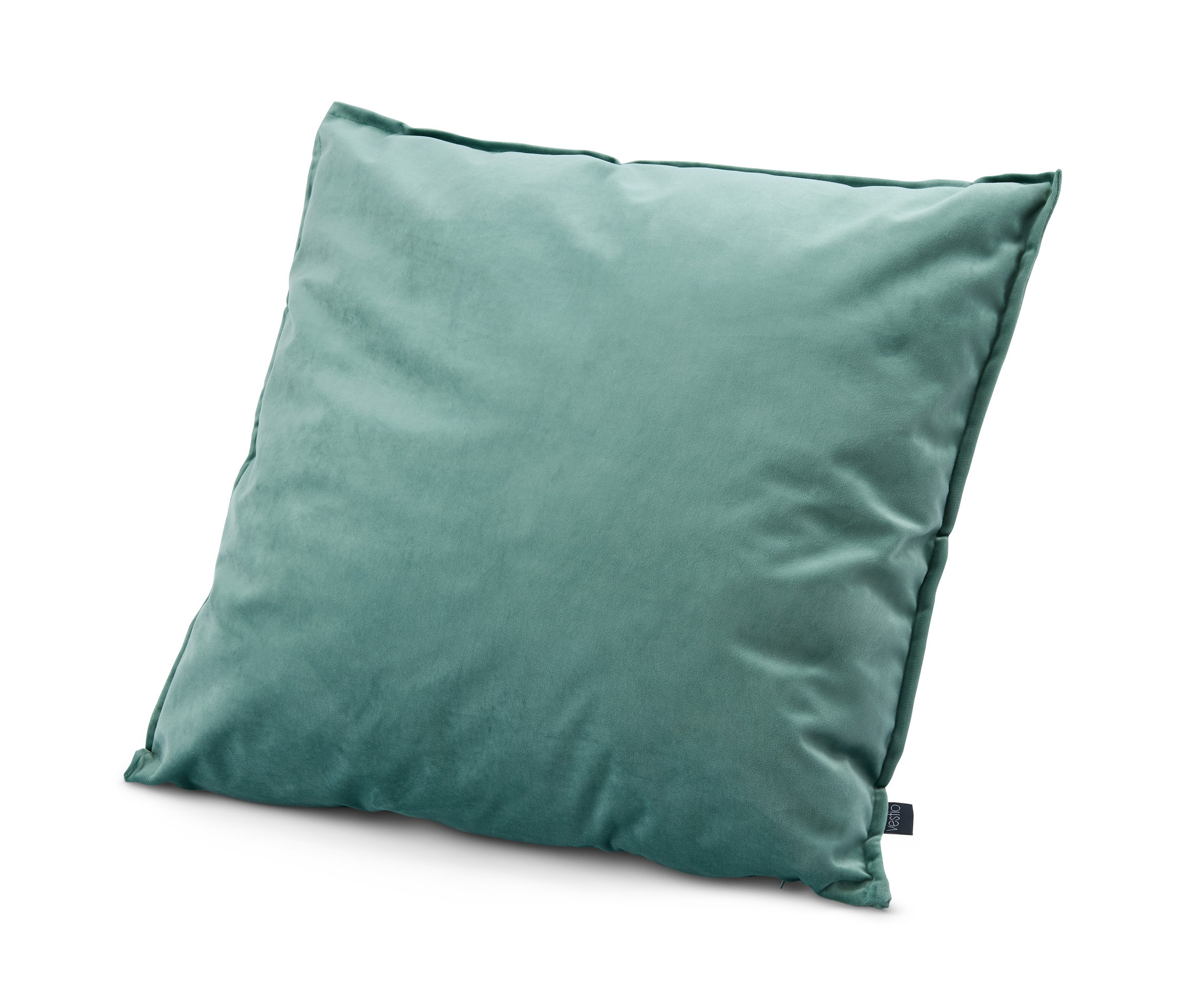 Zelený sametový polštář leží na bílém pozadí.