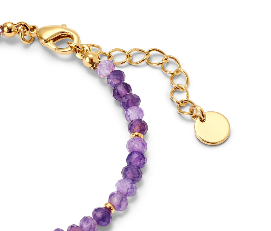 Detail náramku s ametysty, zlaté zapínání.