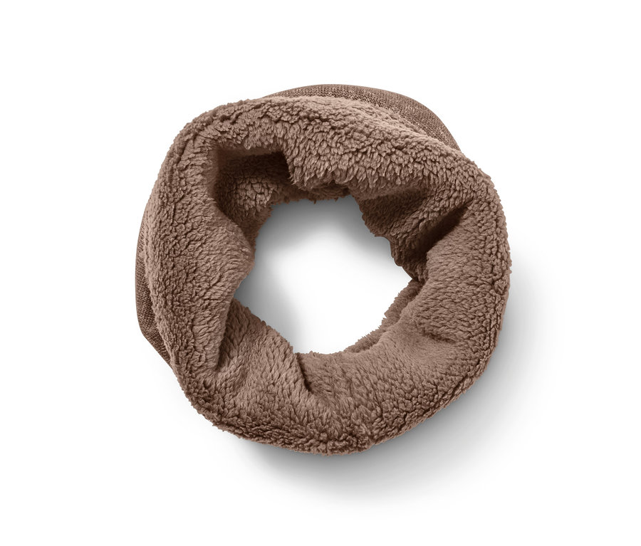 Hnědý kruhový šál z pleteného fleecu.