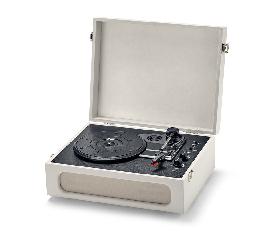 Bílý přenosný gramofon v retro stylu s funkcí Bluetooth®. Gramofon je otevřený a připravený k přehrávání desek.