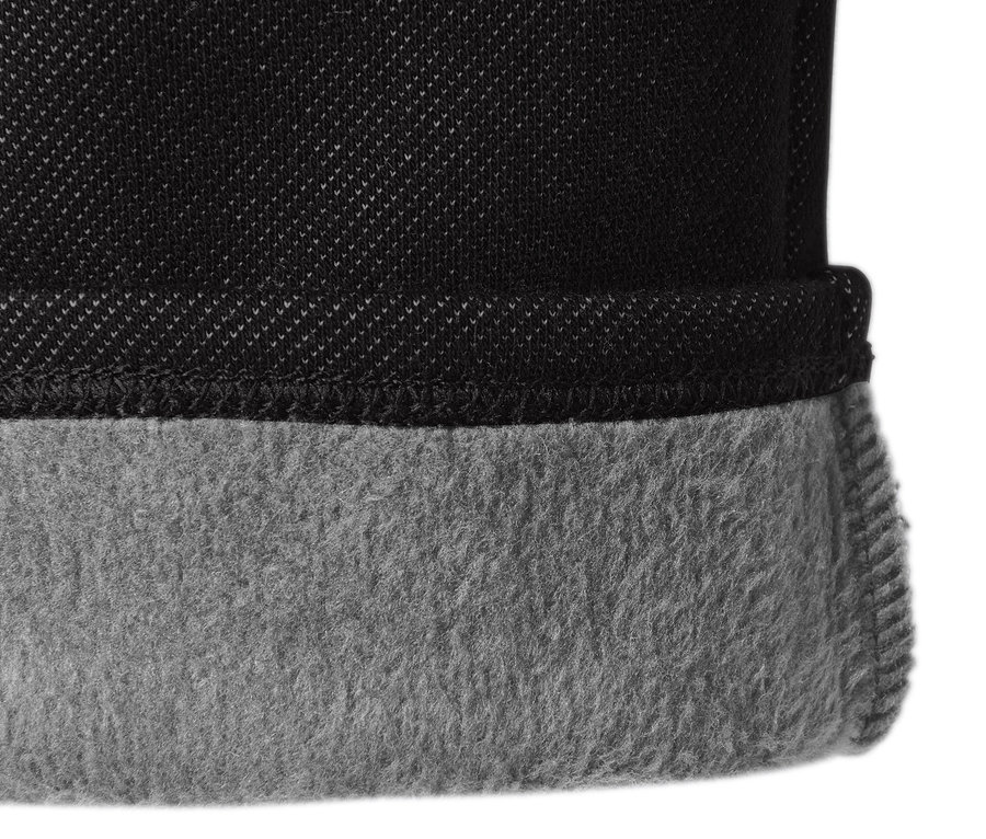 Detail černých džegín s šedou podšívkou.