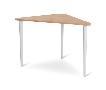 Detailní pohled na trojúhelníkový stůl s dřevěnou deskou a bílými nohami.