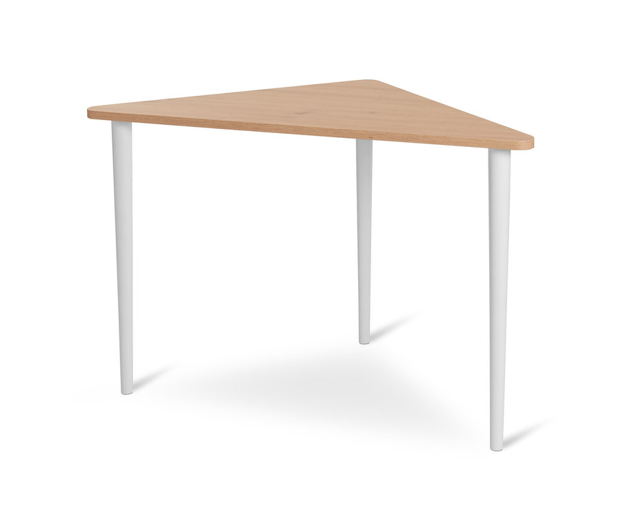Detailní pohled na trojúhelníkový stůl s dřevěnou deskou a bílými nohami.