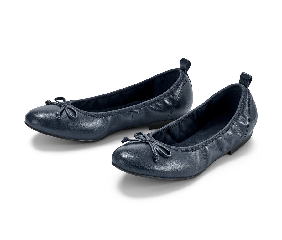 Dvě kožené baleríny na bílém pozadí.