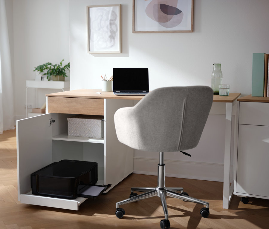 Stůl s úložným prostorem, na němž je umístěn notebook, tiskárna a kancelářské potřeby.